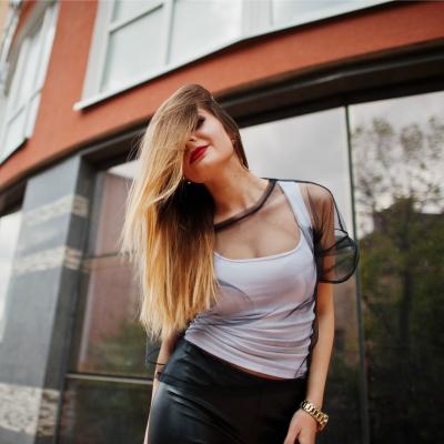 Pantalonii scurti din piele sunt cool: cum ii porti