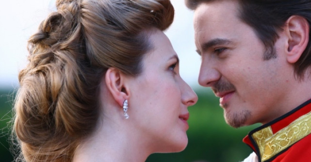 Ashton Kutcher si Adela Popescu vin cu Stirile zilei