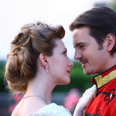 Ashton Kutcher si Adela Popescu vin cu Stirile zilei