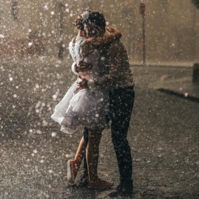 Ce a facut acest barbat cand a auzit ca zborul lui catre casa a fost amanat? Mi-au dat lacrimile