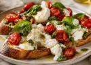 Pâine prăjită cu burrata, roșii coapte și pesto: cina de 10 minute care transformă câteva ingrediente în momente de neuitat