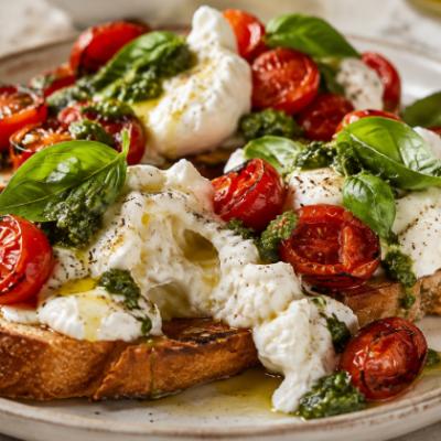 Pâine prăjită cu burrata, roșii coapte și pesto: cina de 10 minute care transformă câteva ingrediente în momente de neuitat