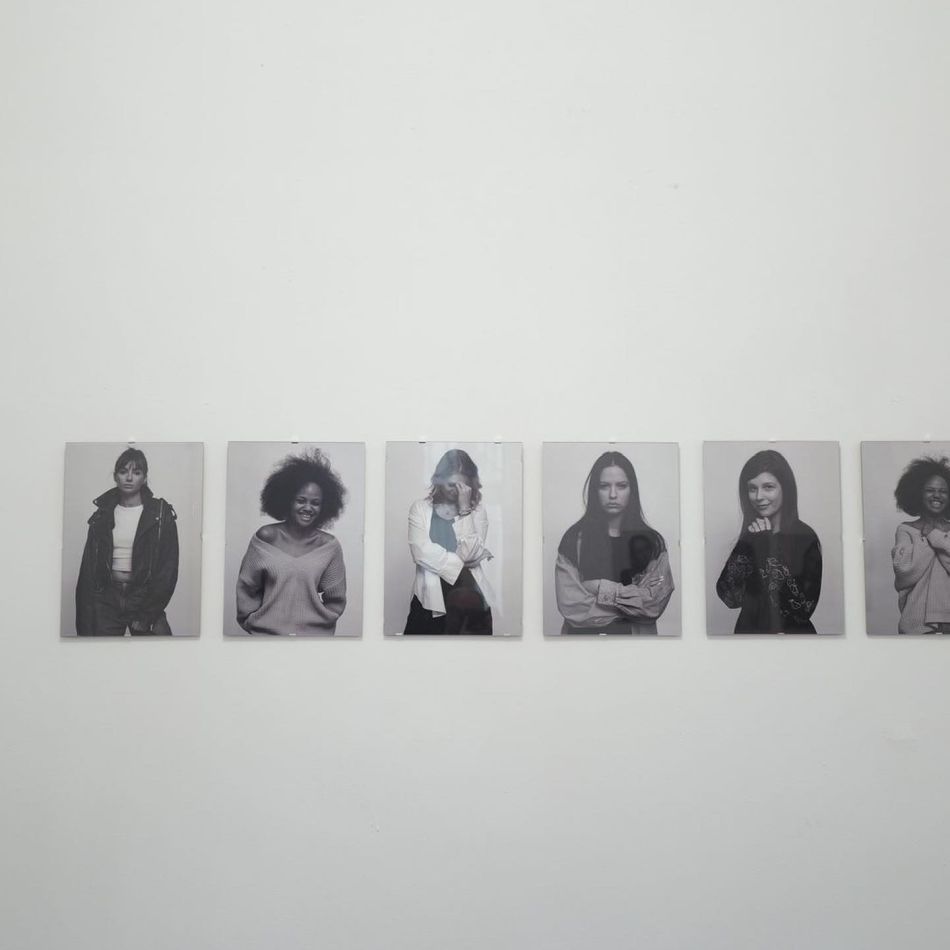 One Woman Countless Emotions: The Heroes Chronicle - O Expoziție Fotografică ce Explorează Trăirea și Exprimarea Emoțiilor