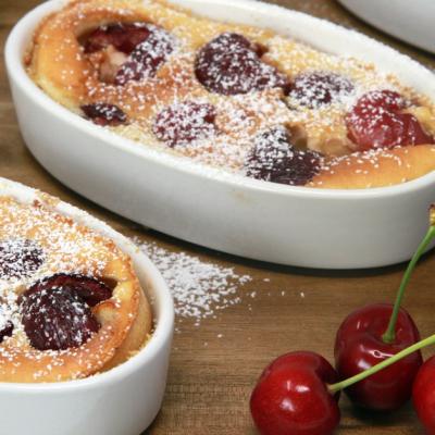 3 combinatii delicioase de clafoutis cu fructe de primavara