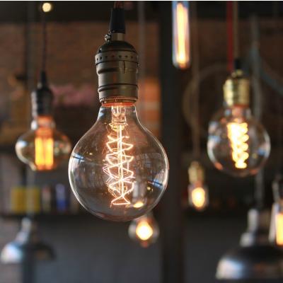 Un bec. Un întrerupător. Trei setări ale luminii Becurile Philips SceneSwitch