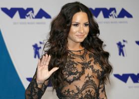 Demi Lovato, superbă în rochia de mireasă! Artista s-a căsătorit cu alesul inimii sale