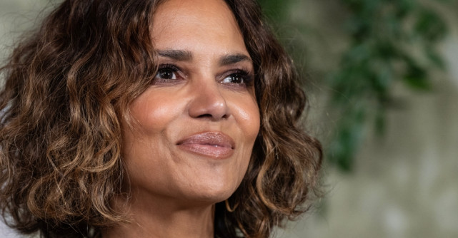 Halle Berry împlinește ast[zi 60 de ani. Povestea actriței care a cunoscut și gloria, și eșecul la Hollywood