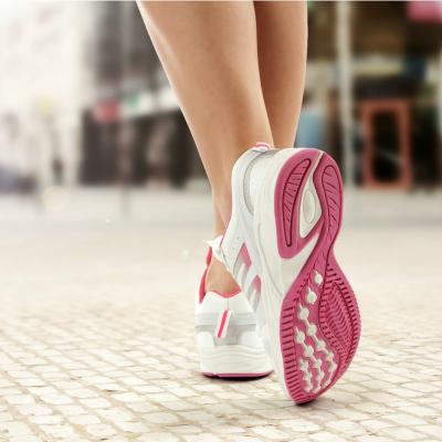 Pantofi sport cu broderii florale: note romantice in tinute casual-sport