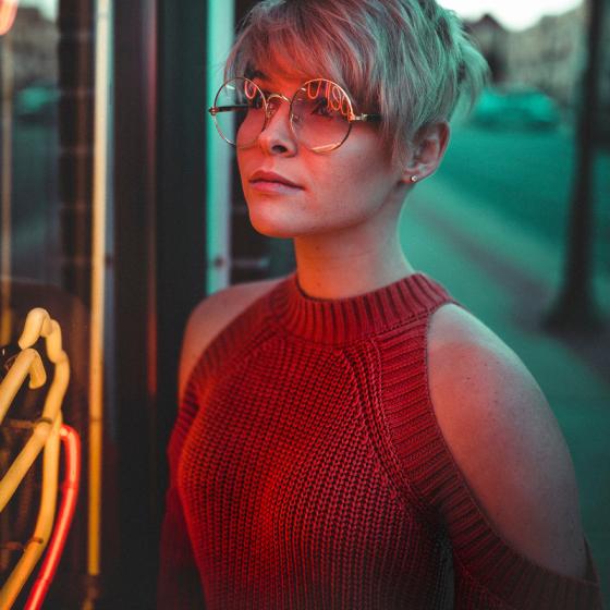 Pulovere cu umerii goi: ideale la final de vară și început de toamnă