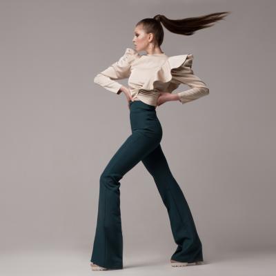 Trend alert: Pantalonii wide leg cu talie inaltă – Must-have-ul toamnei