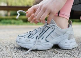 Cum porți sneakersii chunky în 2026 dincolo de ușa sălii de sport