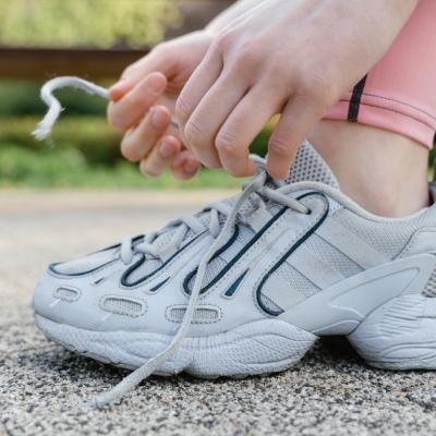Cum porți sneakersii chunky în 2026 dincolo de ușa sălii de sport