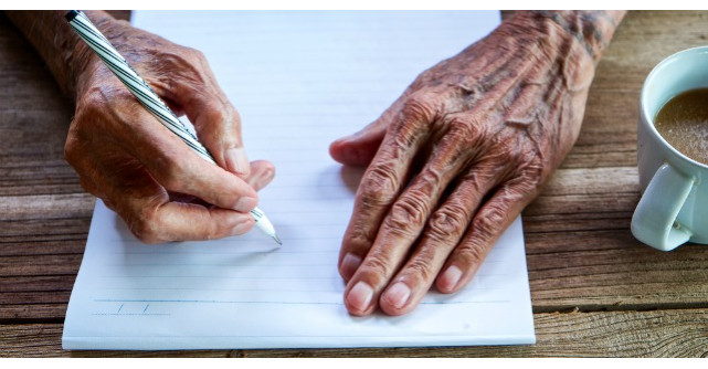 Acest barbat scrie in fiecare zi o scrisoare pentru sotia lui. Motivul iti va frange inima