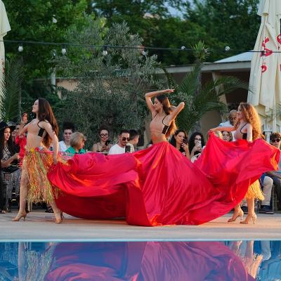 POOL FASHION SHOW 2026: Visul unei nopți de vară a adus pe podium garderoba ideală de vacanță semnată de 13 designeri români 
