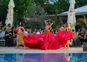 POOL FASHION SHOW 2026: Visul unei nopți de vară a adus pe podium garderoba ideală de vacanță semnată de 13 designeri români