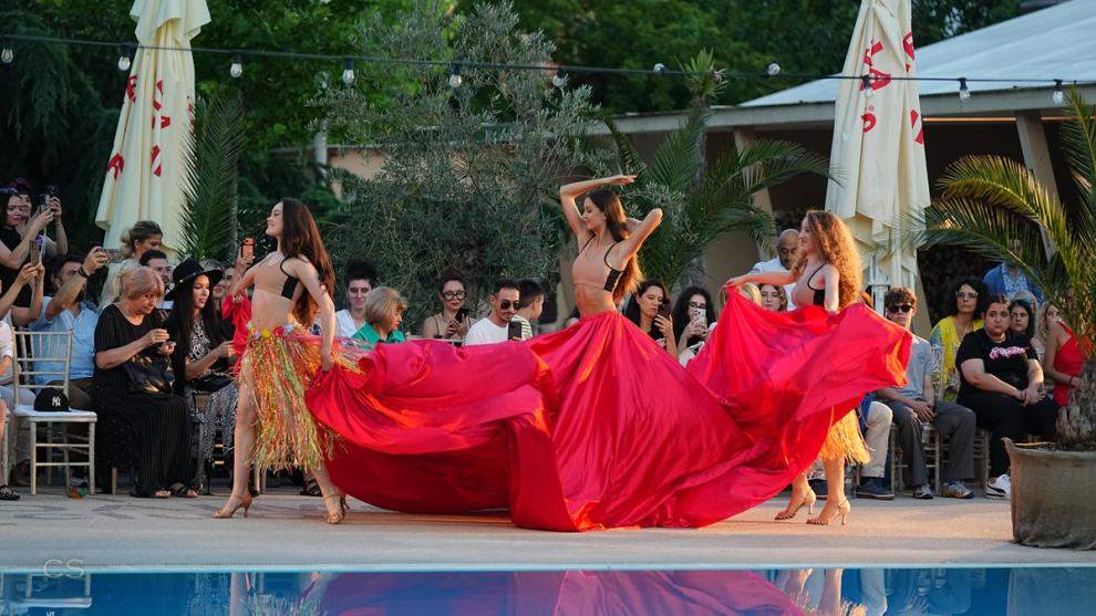 POOL FASHION SHOW 2026: Visul unei nopți de vară a adus pe podium garderoba ideală de vacanță semnată de 13 designeri români 