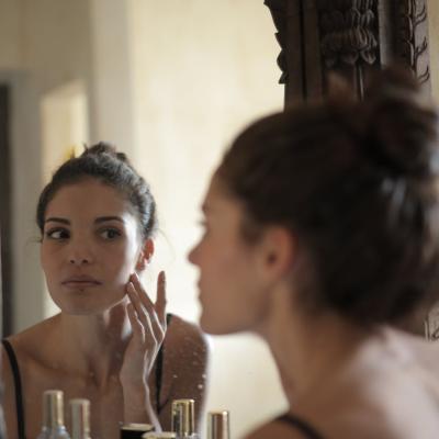 Adaptarea rutinei de îngrijire la factorii de mediu: criterii tehnice pentru alegerea produselor