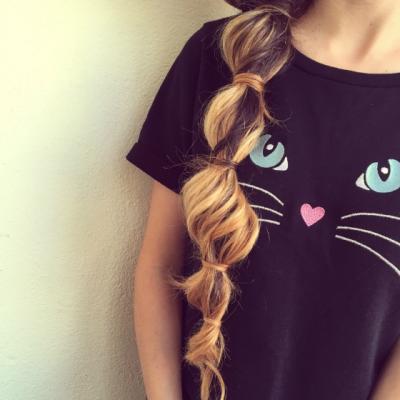 Video: Ia o suvita de par si o roteste in jurul cozii. Este cea mai simpla coafura