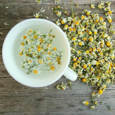 Tratamente naturiste. Plantele care te scapa de rosu in gat