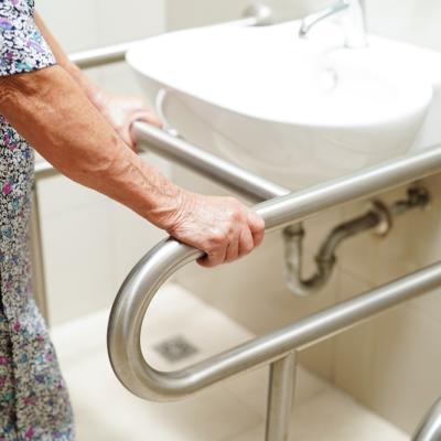 Dispozitivele ajutătoare pentru baie și rolul lor în prevenirea accidentelor domestice