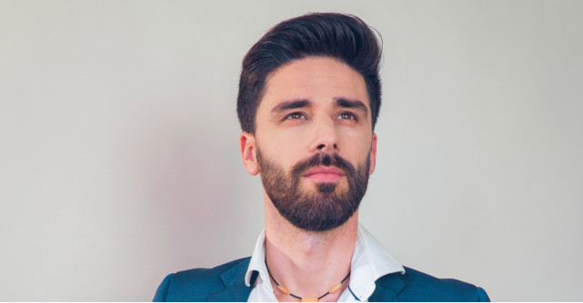 Artistul Daniel Zlota subliniază emoția fotografiei prin pictură, în expoziția Conversion, găzduită la TNB 