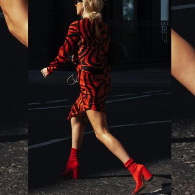 Botinele cu tocul gros în culori tari aduc un plus de efect