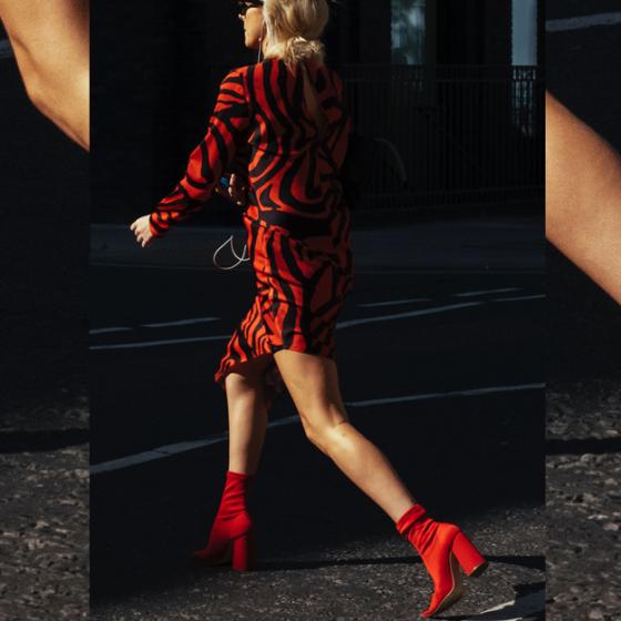 Botinele cu tocul gros în culori tari aduc un plus de efect