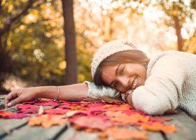 Cum să îți menții vitalitatea când zilele devin mai scurte: Ghid de supraviețuire pentru sezonul rece