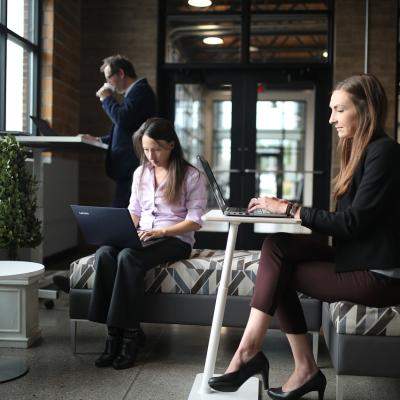 Cât de fericiți sunt românii la locul de muncă? 7/10 și doar 1 din 3 ar recomanda locul de muncă altor persoane