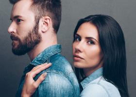 Povesti despre sex: Barbatul intretinut de mama, iubita si amanta