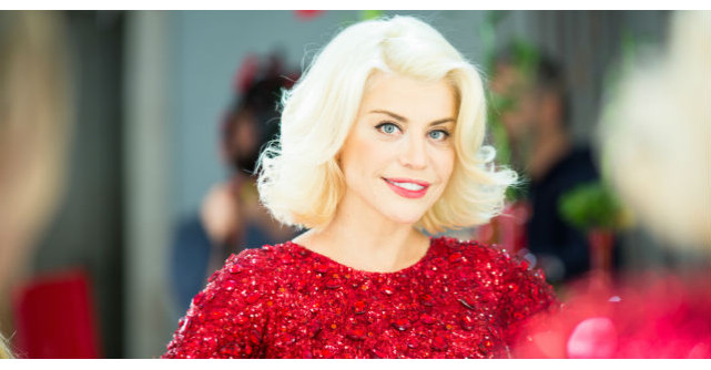 Video: Cel mai frumos cantec de Craciun vine de la Loredana