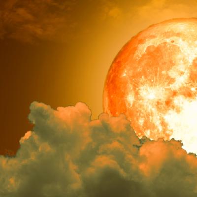 Prima Lună Plină a toamnei vine să spele păcatele verii. Universul suflă către sufletele noastre vânturile schimbării