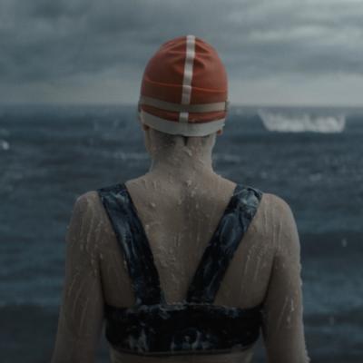 'Tânăra și marea', povestea excepțională a primei femei care a traversat înot Canalul Mânecii apare pe Disney+