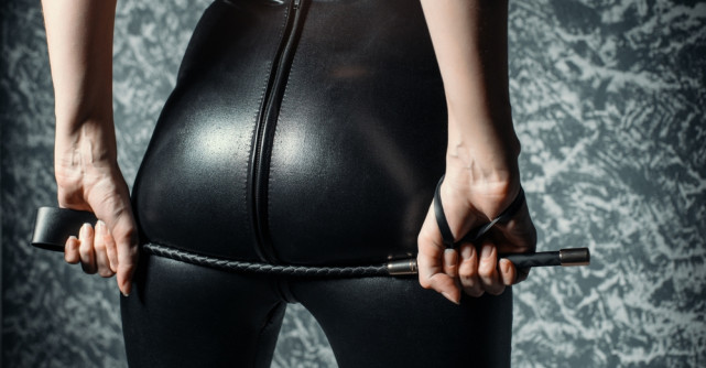 Fetișul pentru piele naturală: de ce hainele din piele pot avea o puternică încărcătură erotică și când atracția devine fetiș