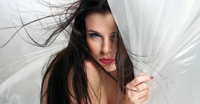 6 Trucuri rapide ca sa scapi de electrizarea parului