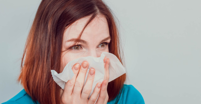 Diferențele între simptomele COVID-19 și alergiile de primăvară