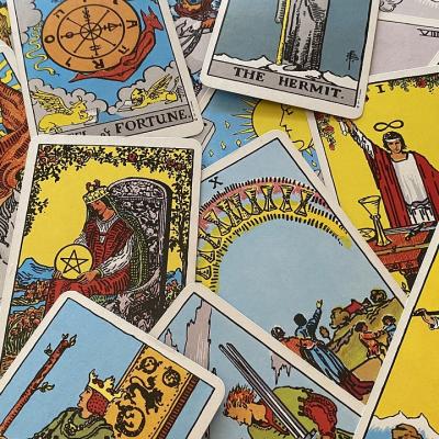 Etalare de Tarot: Ce încearcă să îți ascundă?