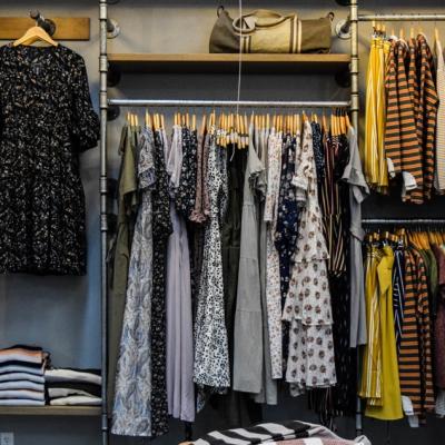 Rochiile maxi sunt o adevărată declarație de stil. Iată cum le poți purta pentru a arăta fabulos!