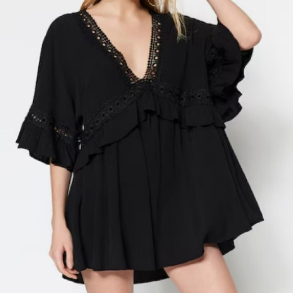 Haine de plajă: Mini-ghid complet cu recomandări de chimono, kaftan, pantaloni și rochii de plajă pentru sezonul estival