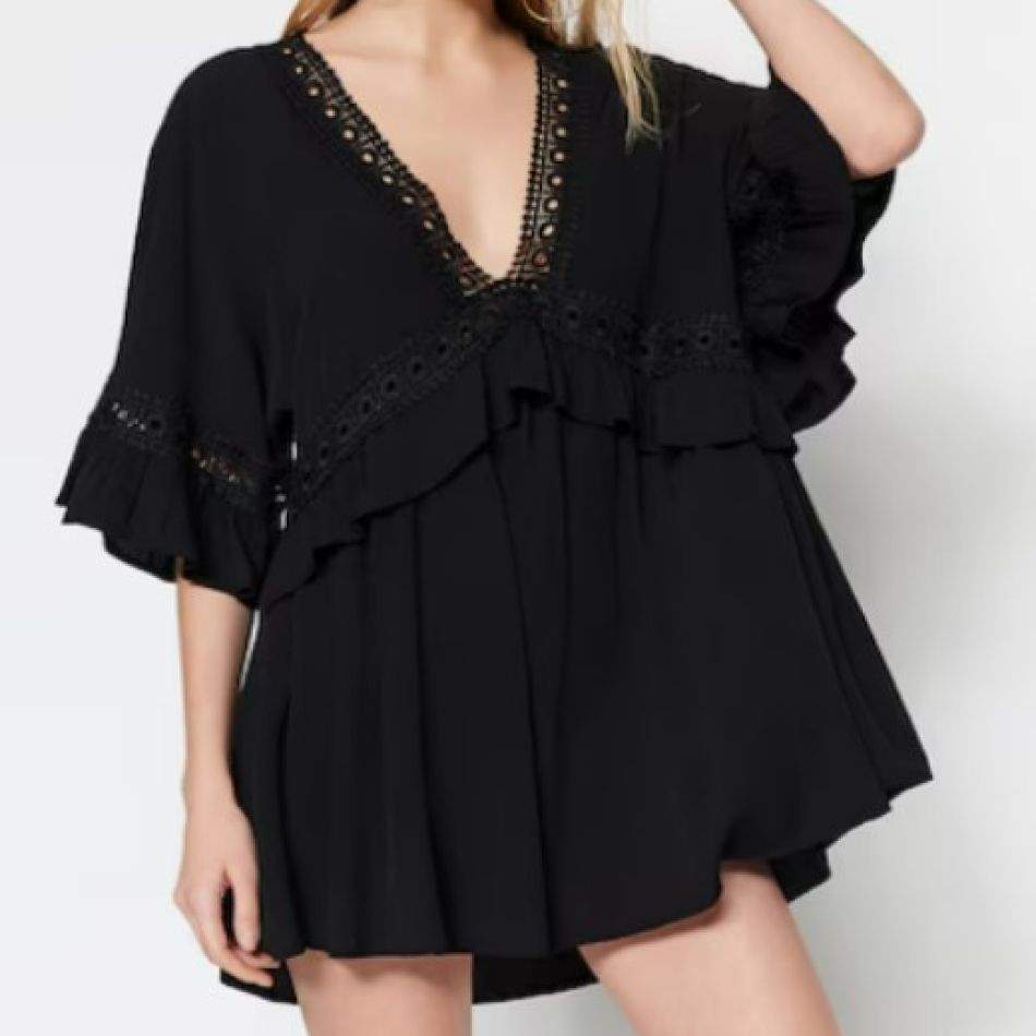 Haine de plajă: Mini-ghid complet cu recomandări de chimono, kaftan, pantaloni și rochii de plajă pentru sezonul estival