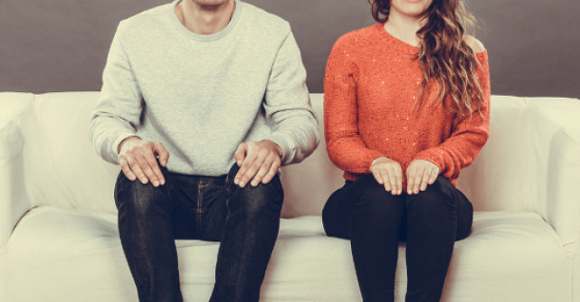 6 trucuri pentru a te simti bine la o petrecere. Chiar daca esti TIMIDA