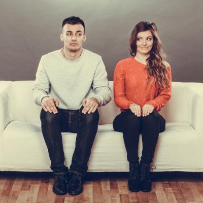 6 trucuri pentru a te simti bine la o petrecere. Chiar daca esti TIMIDA