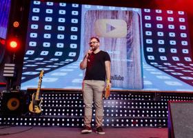 Atenție, Cad Mere! premiat pentru Cel mai bun canal de educație 2022 în cadrul evenimentului de aniversare a 10 ani de YouTube