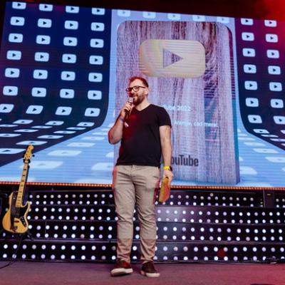 Atenție, Cad Mere! premiat pentru Cel mai bun canal de educație 2022 în cadrul evenimentului de aniversare a 10 ani de YouTube
