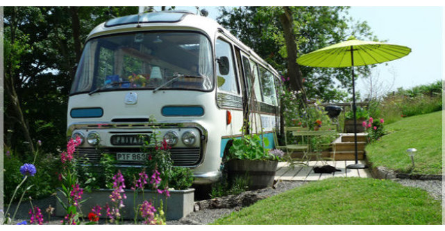 Video: Arata ca un autobuz vechi. Insa uite ce se intampla cand deschide usa