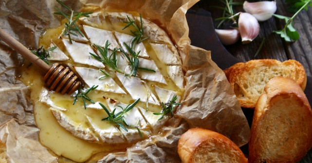 Camembert - Brânza franceză delicioasă și versatilă. Cum și cu ce se mănâncă?