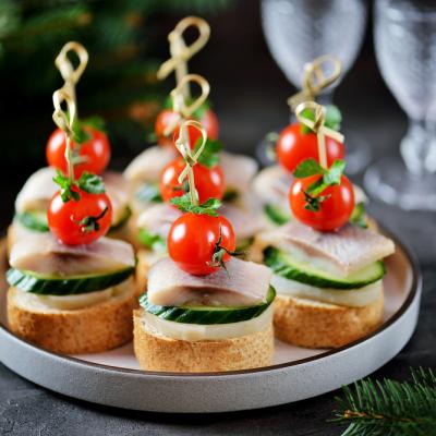 Platouri aperitive simple - Rețete pentru mese festive. Idei platouri aperitive festive