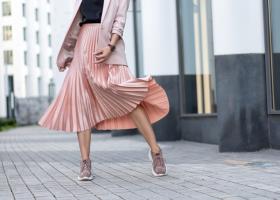 5 ținute cu fusta midi plisată: trucuri simple pentru un look modern, dar îndrăzneț