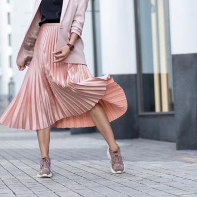 5 ținute cu fusta midi plisată: trucuri simple pentru un look modern, dar îndrăzneț