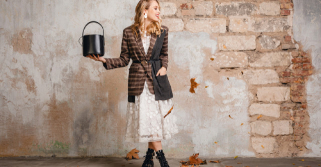 Dantela revine în forță în sezonul toamnă-iarnă 2025! Cum o purtăm într-un look actual?